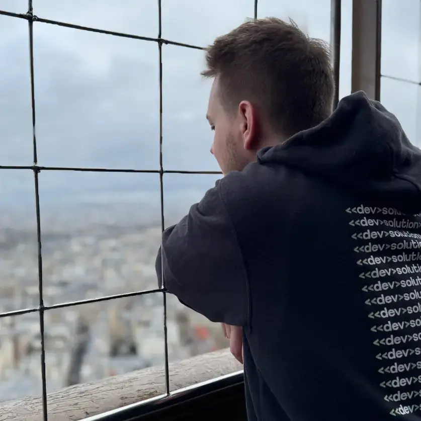 Dominik von hinten, wie er über Paris blickt