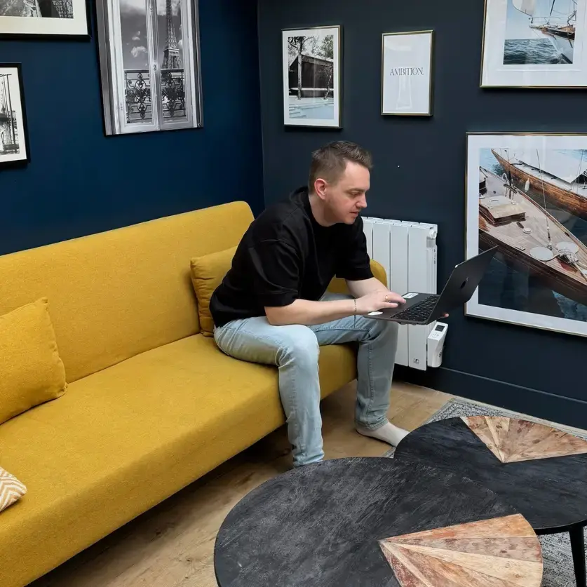 Dominik arbeitet an seinem Laptop